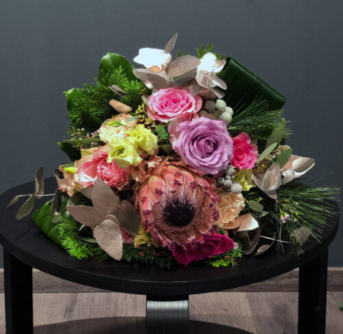 Stimmungsvoll luxuriöser Weihnachtsstrauß