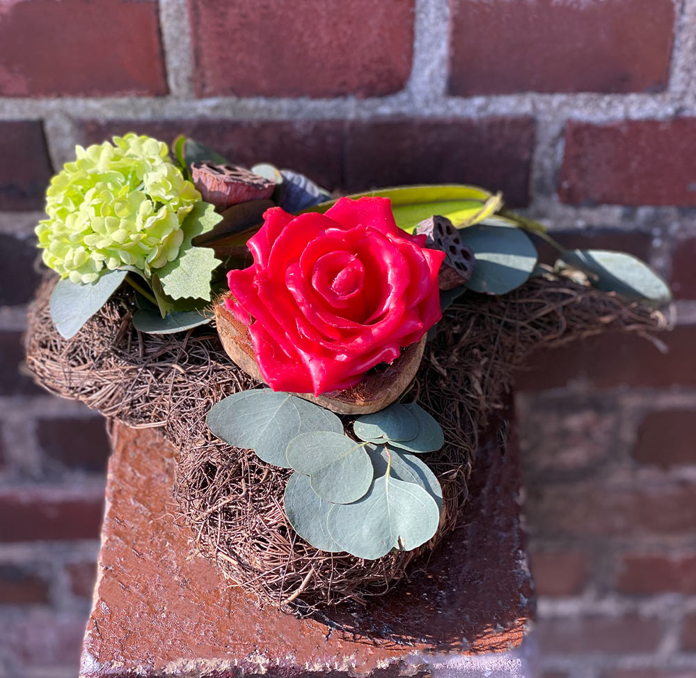Grabgesteck Herz mit Wachsrose Frische Blumensträuße