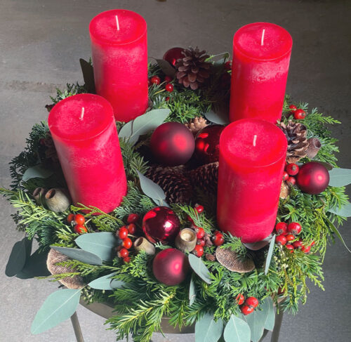 Klassisch roter Adventskranz