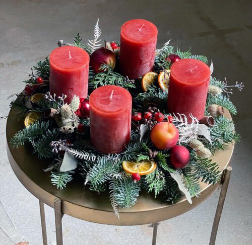 Kleiner roter Adventkranz