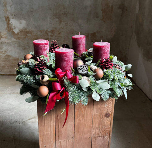 Frischer und moderner, bordeauxfarbener Adventskranz
