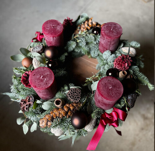 Frischer und moderner, bordeauxfarbener Adventskranz